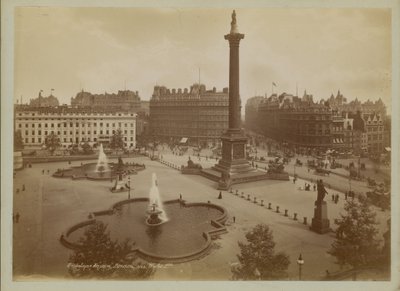 Ansichtkaart met een afbeelding van Trafalgar Square door English Photographer